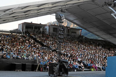 Bender Tribünen, Bühnen, Stadien, Podeste und Zubehör zum Mieten oder Kaufen247