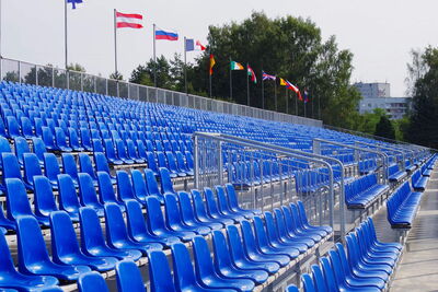 Bender bietet Planung, Herstellung, Vermietung und Verkauf von Tribünen, Bühnen und Stadien325