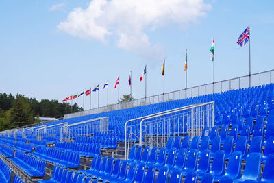 Bender bietet Planung, Herstellung, Vermietung und Verkauf von Tribünen, Bühnen und Stadien324